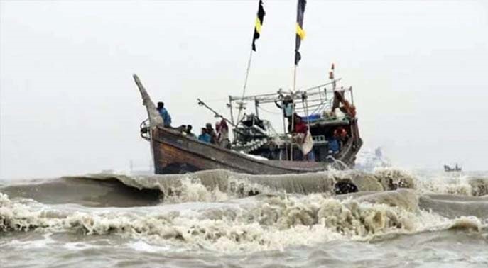 বৈরী আবহাওয়ার কারণে বঙ্গোপসাগরে ট্রলারডুবিতে ৫ শতাধিক জেলে নিখোঁজ, নিহত ২
